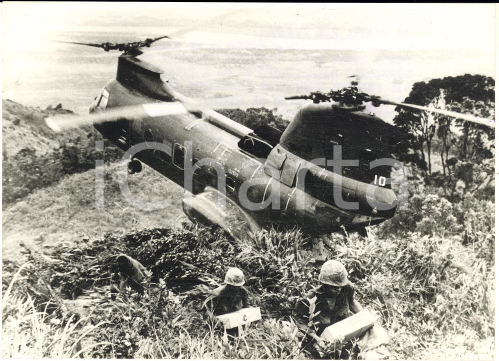 1965 GUERRA DEL VIETNAM Elicottero USA decolla con i viveri per i marines *Foto