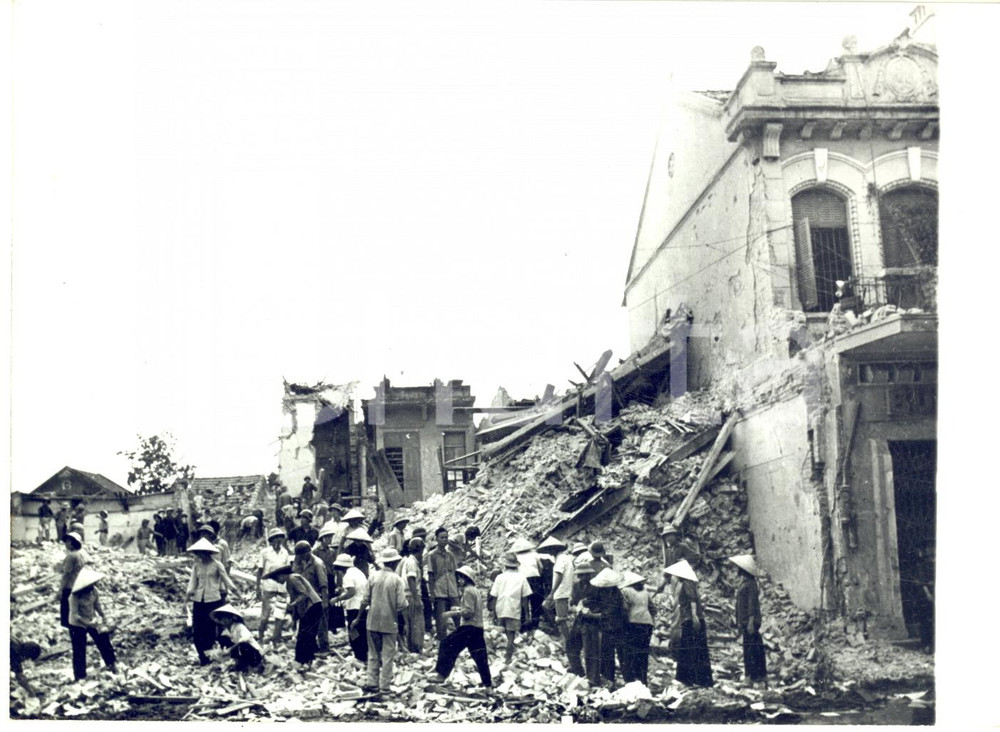 1967 GUERRA DEL VIETNAM - HANOI - Rovine dopo un bombardamento USA *Foto