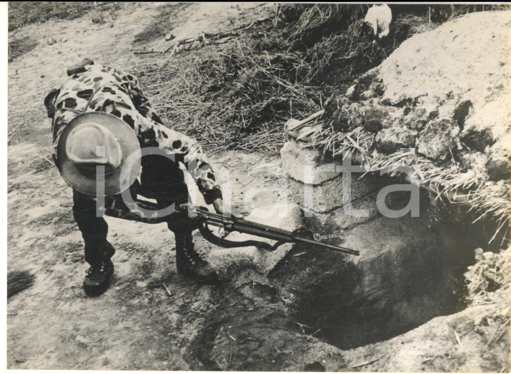 1965 GUERRA DEL VIETNAM Area BINH DINH - Sudvietnamita spara in un nascondiglio