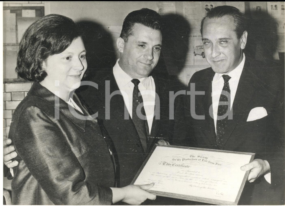 1965 LONDON Console Paolo VALFRE' DI BONZO premia coniugi SALVONI per eroismo