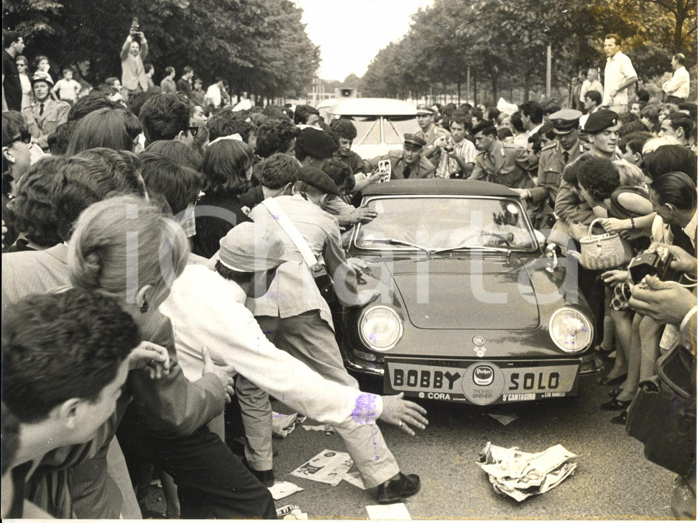 1966 TORINO CANTAGIRO Arrivo di Bobby SOLO circondato dai fan - Foto 24x18 cm