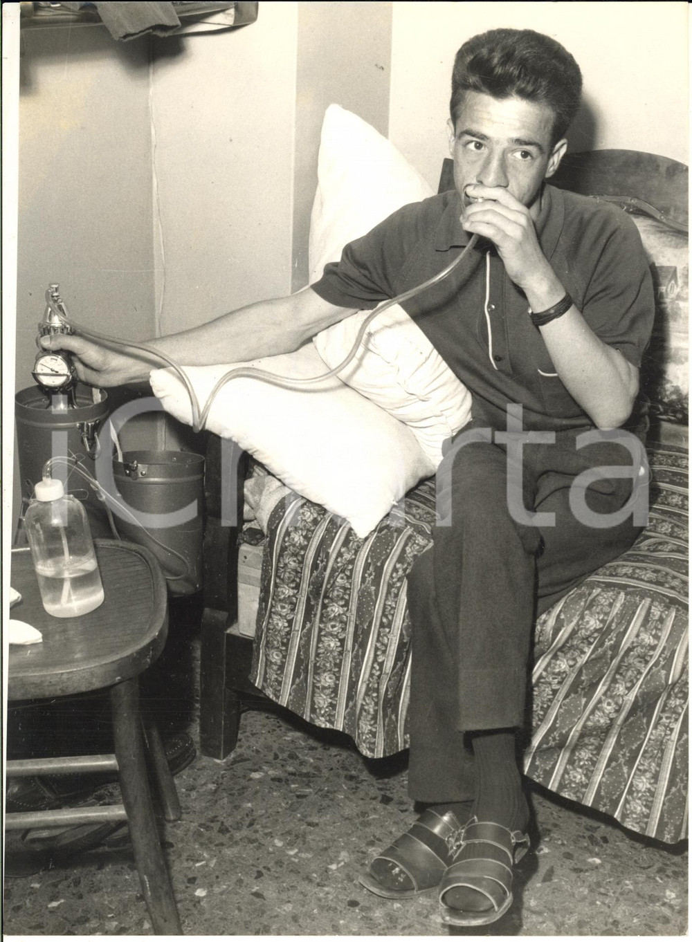 1966 COLOGNO MONZESE Giovane malato cronico ritratto nella sua casa - Foto 