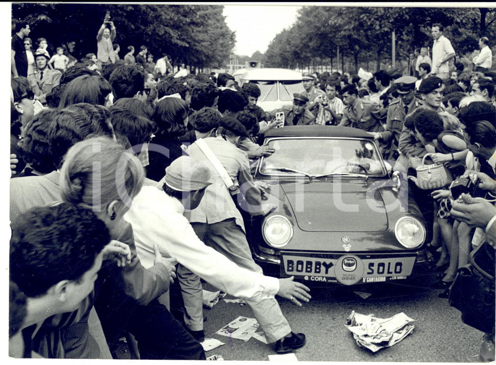 1966 TORINO CANTAGIRO Arrivo di Bobby SOLO circondato dai fan - Foto 18x13 cm