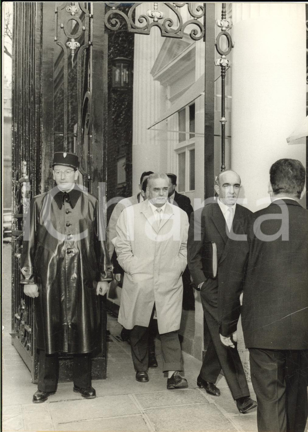 1960 PARIS Délégation U.N.E.F. sortant du Ministère de l'Intérieur - Photo 13x18