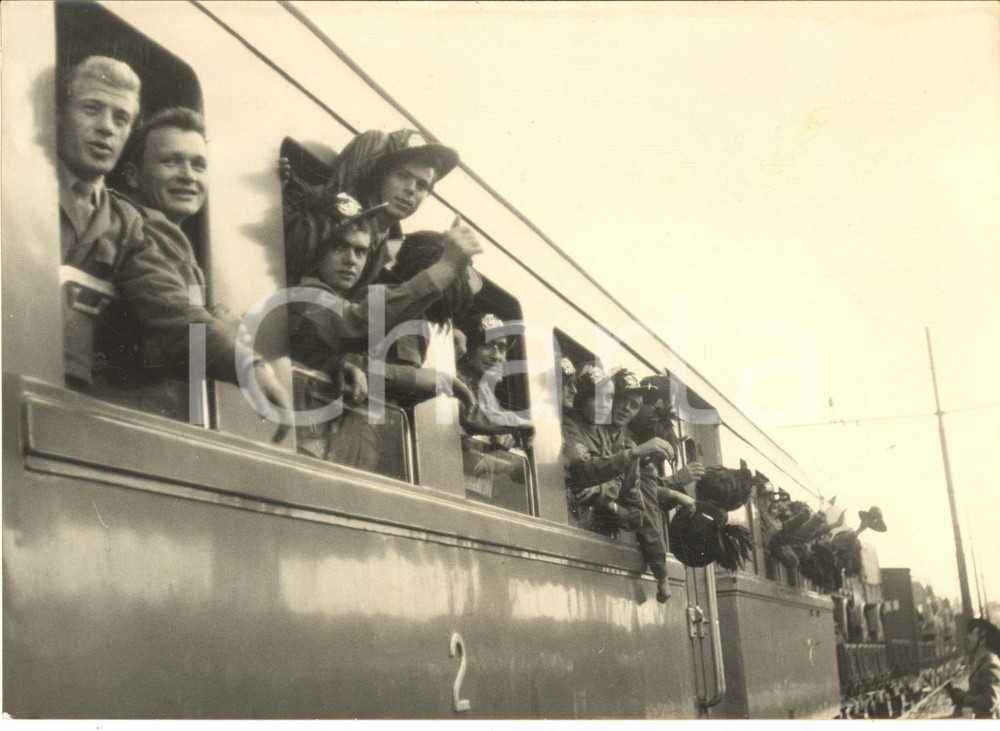 1958 ROMA Partenza dei BERSAGLIERI in treno - I saluti *Foto 18x13 cm
