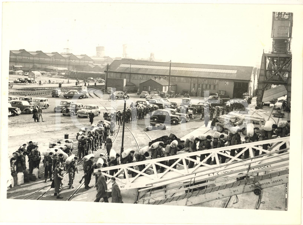 1956 SOUTHAMPTON (UK) Troops leaving for the Middle East - Photo 20x15 cm