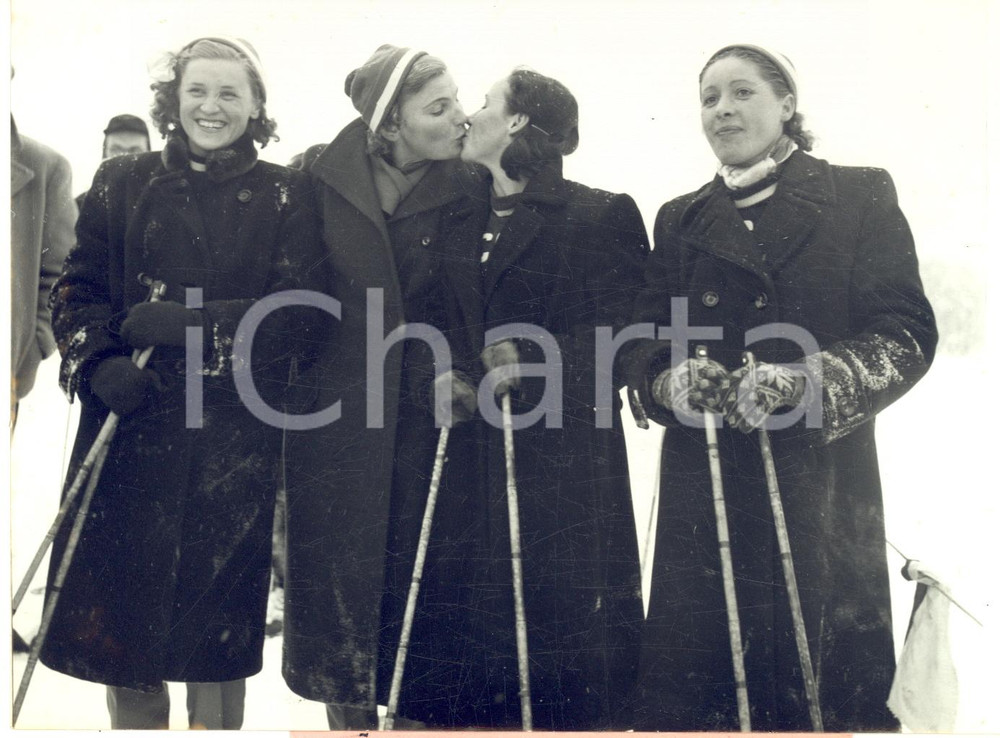 1954 GRINDELWALD - SCI Staffetta Femminile - La squadra URSS si bacia all'arrivo