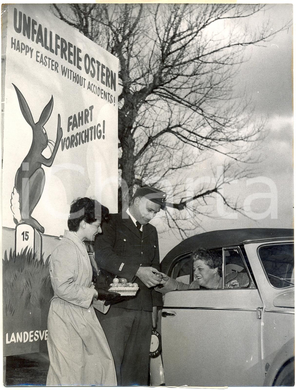 1954 MUNICH Policeman gives an easter egg to a woman *Photo 15x20 cm