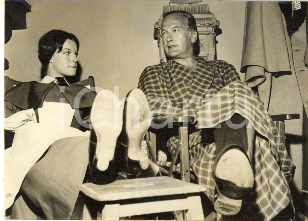 1959 CINEMA "Katia" Curd JURGENS e Romy SCHNEIDER in pausa sul set - Foto 18x13
