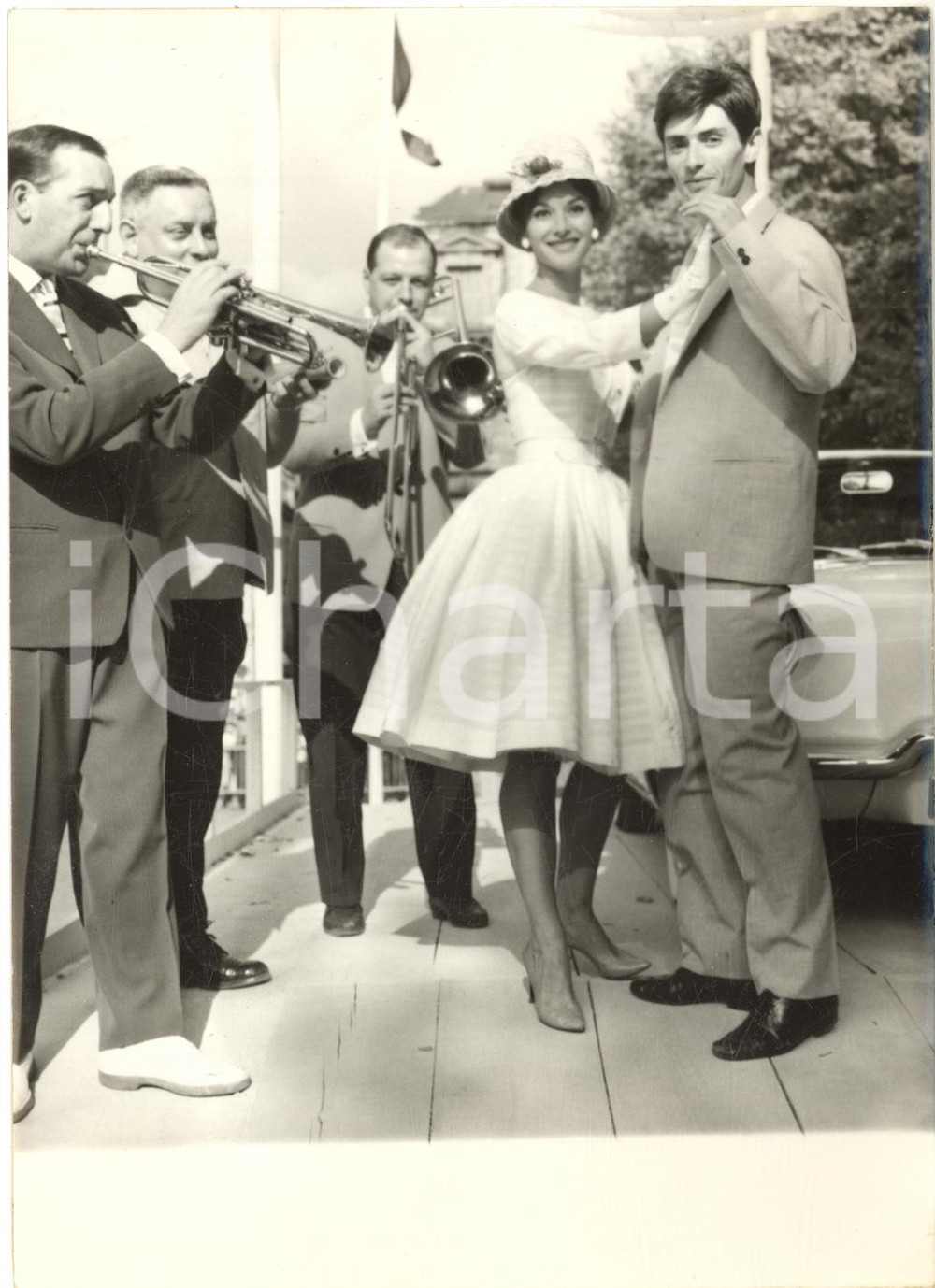 14 Juillet 1959 PARIS Pascale PETIT ouvre le "Plus Grand Bal du Monde" - Photo