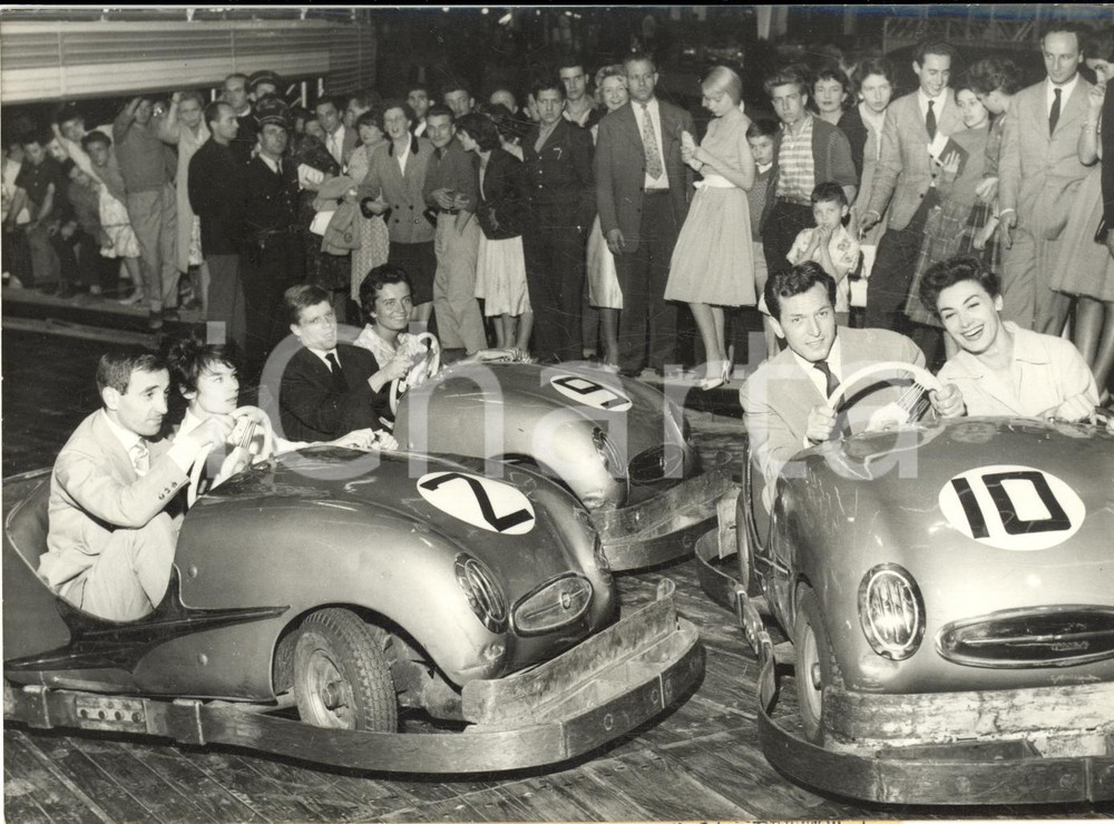 1959 PARIS Charles AZNAVOUR Pascale PETIT Georges POUJOULY all'autoscontro *Foto