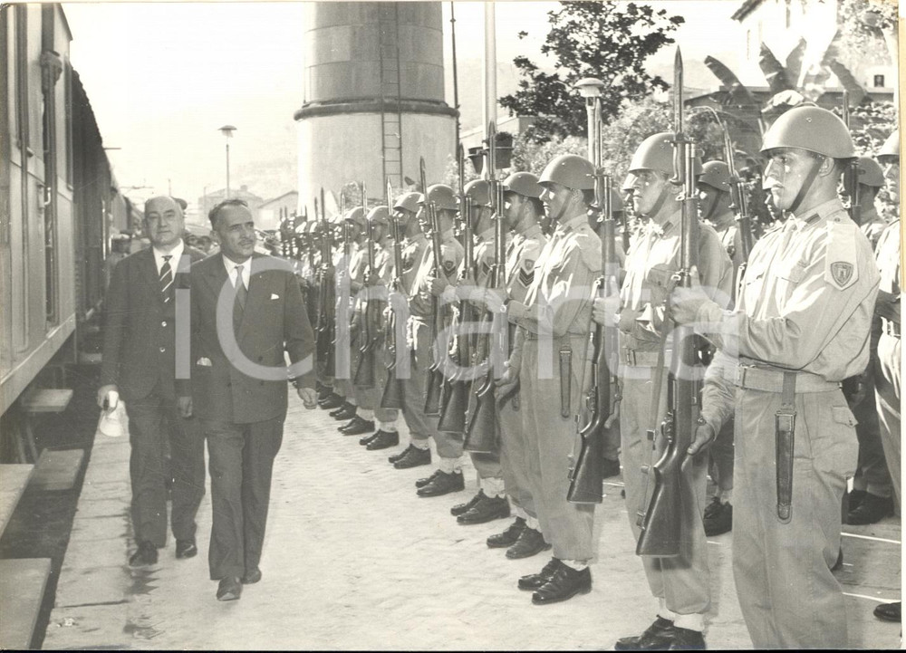 1956 NICOSIA Giovanni BOVETTI e Virginio BERTINELLI con un reparto dell' "Aosta"