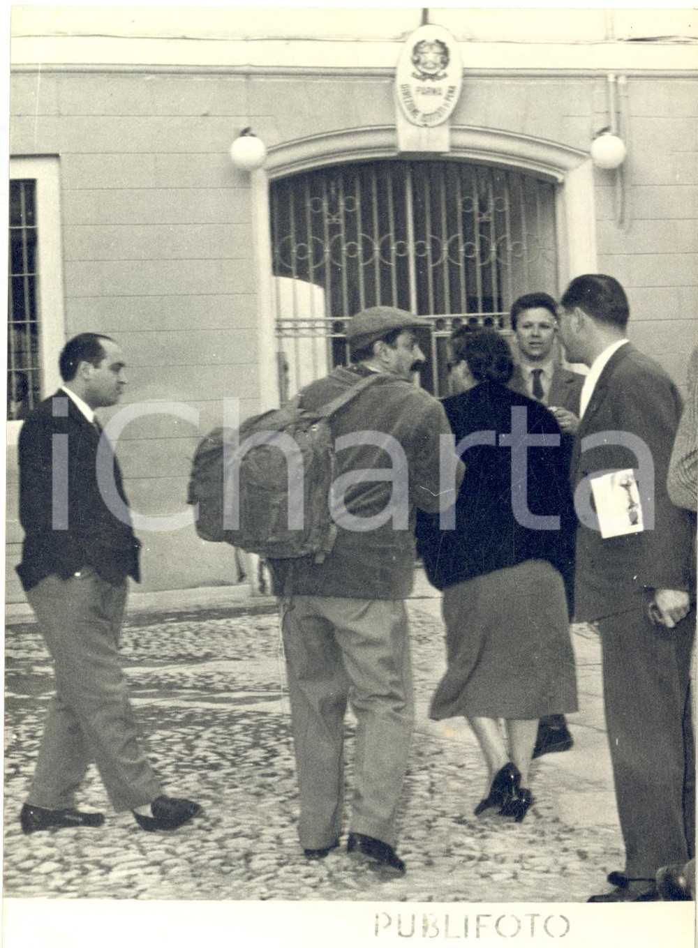 1954 PARMA Giovannino GUARESCHI si avvia al carcere con la moglie *Foto 13x18 cm
