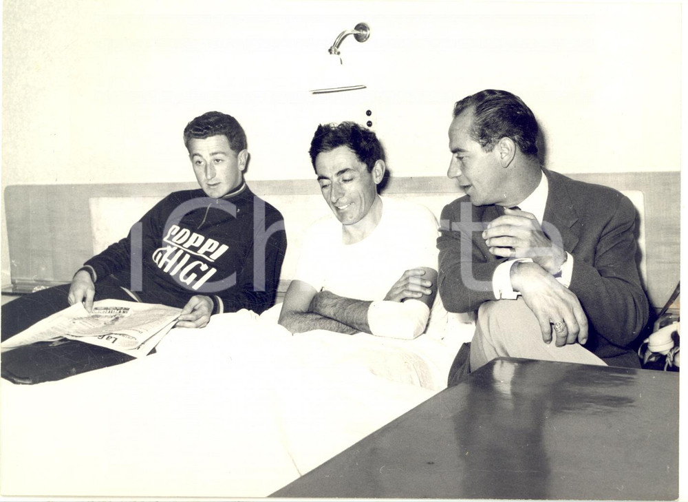 1958 MILANO Willy VANNITSEN e Fausto COPPI con Hugo KOBLET dopo la squalifica