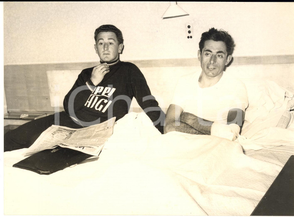 1958 MILANO Willy VANNITSEN e Fausto COPPI commentano la squalifica *Foto