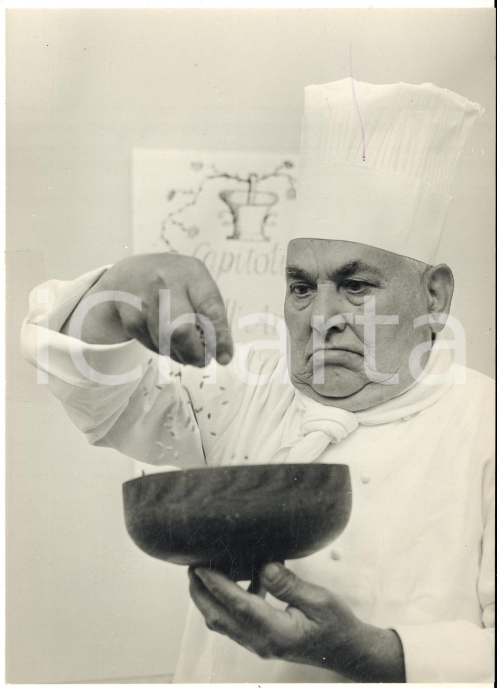 1965 ca IMPERIA Museo degli Spaghetti - Cuoco Giulio BERBENGO con campioni grano