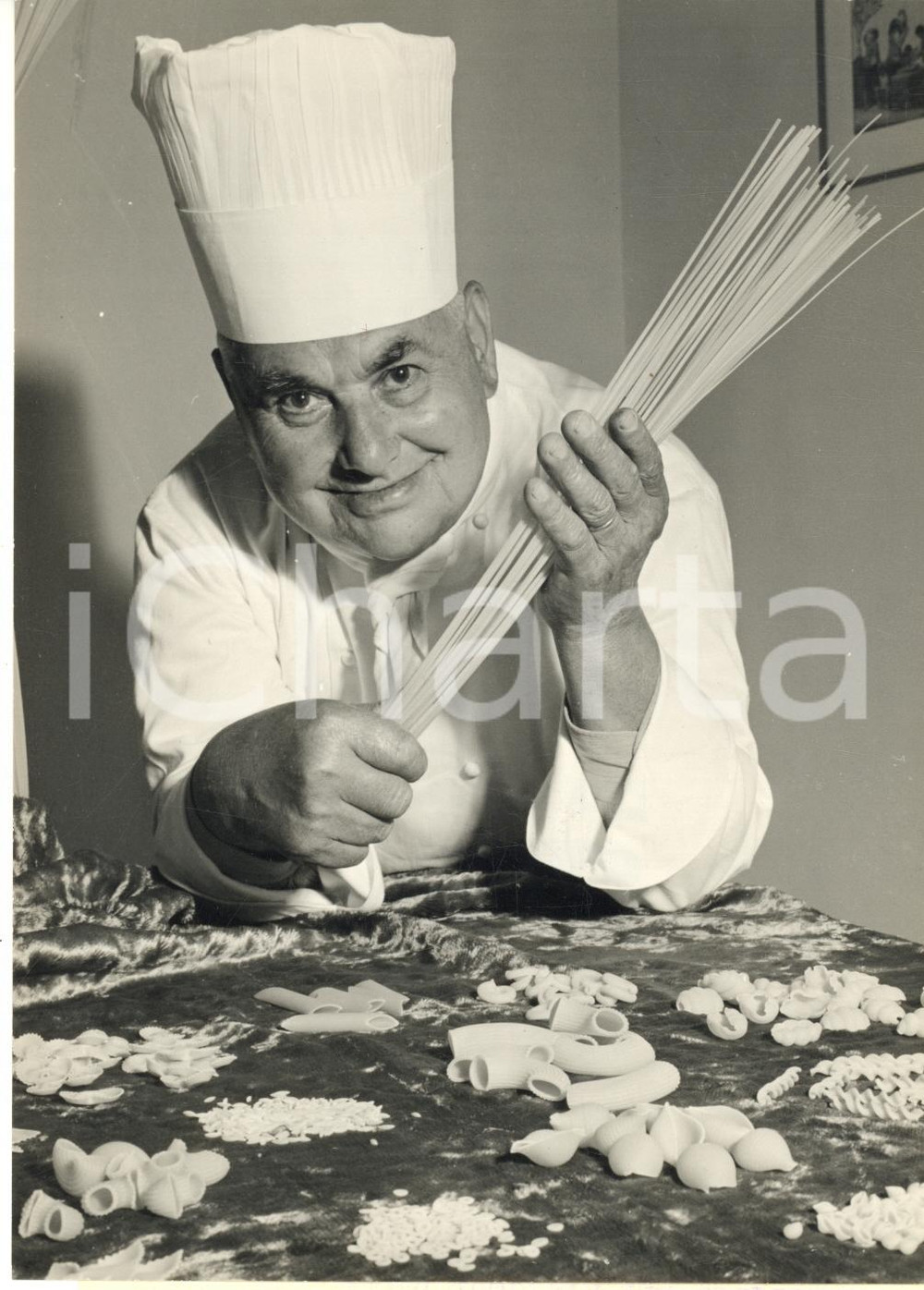1965 ca IMPERIA Museo degli Spaghetti - Cuoco Giulio BERBENGO con campioni pasta