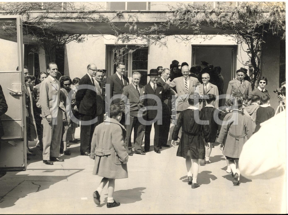 1957 MILANO Fiera Campionaria - James ZELLERBACH tra i bimbi al padiglione USA