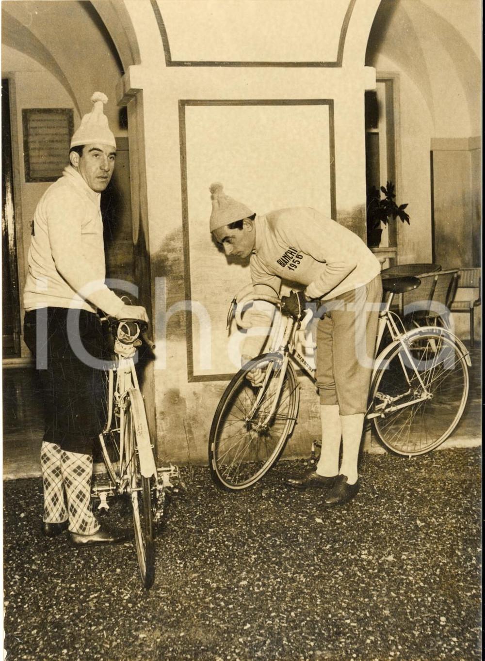 1956 CICLISMO Squadra BIANCHI - Fausto COPPI controlla la sua bicicletta - Foto