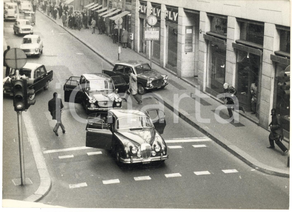 1966 CINEMA MILANO Film "Svegliati e uccidi" - Scena rapina via MONTENAPOLEONE Fotografia d'epoca con didascalia coeva, scattata sul set del film di Carlo Lizzani.  CONDIZIONI: GFORMATO: 18x13 cm     originale e autentica 1