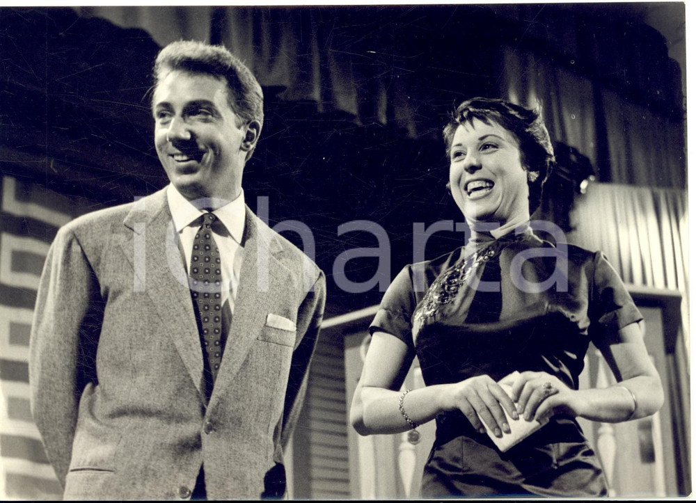 1957 LASCIA O RADDOPPIA? Mike BONGIORNO con la concorrente Elda NOVANI *Foto