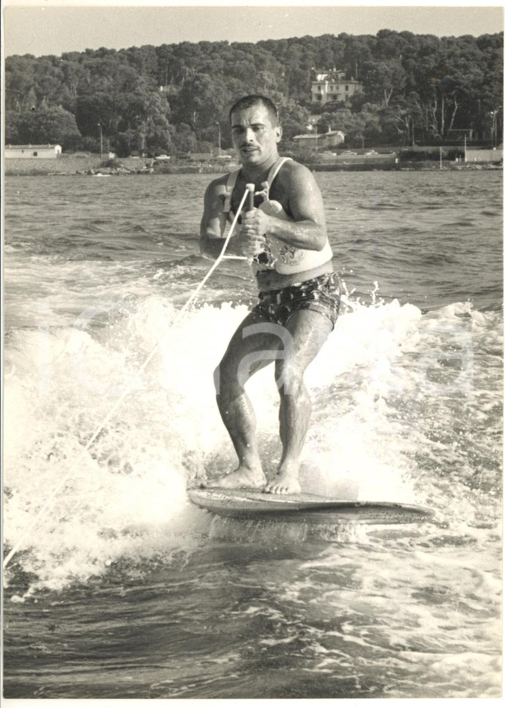 1960 ca ANTIBES Re Husayn di GIORDANIA pratica sci nautico - Foto 13x18 cm