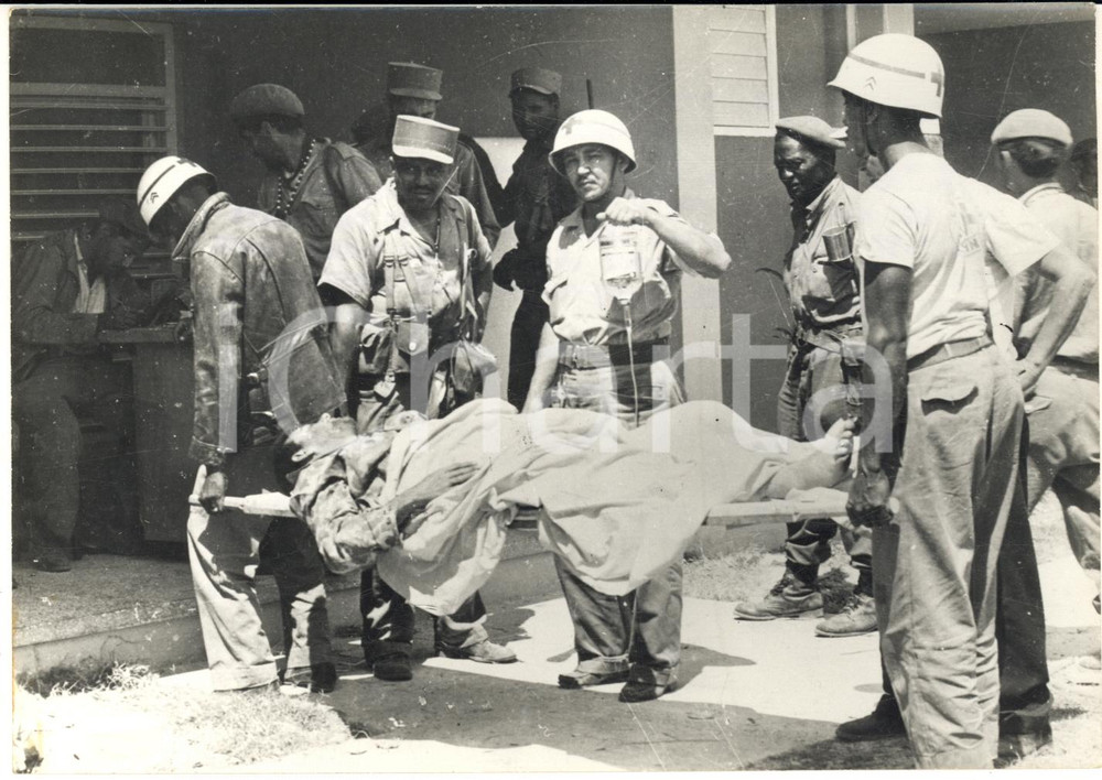 1961 (1972) CUBA Invasione della Baia dei Porci - Ferito in barella *Foto 18x13