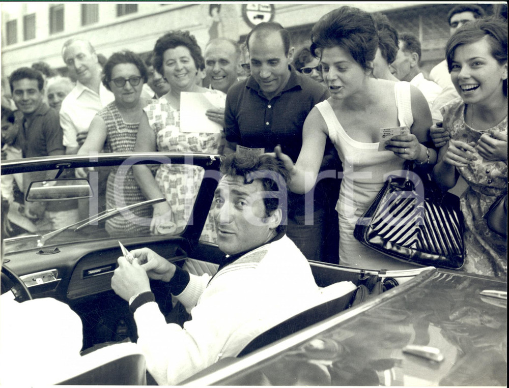 1966 GENOVA CANTAGIRO Arrivo di Tony DALLARA circondato dai fan - Foto 24x18 cm