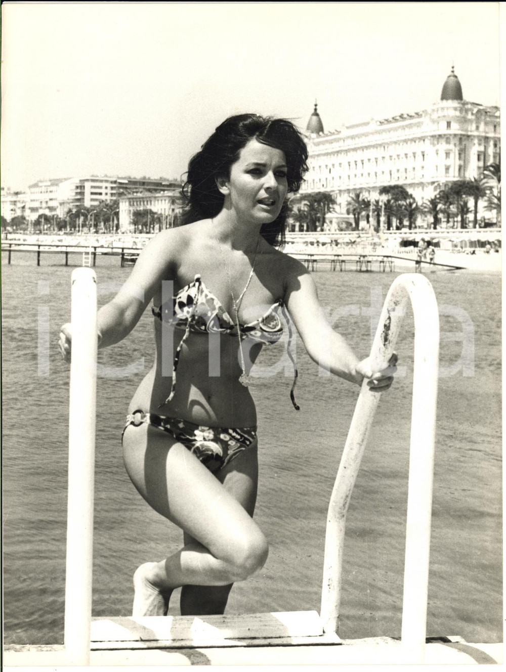 1968 CANNES Festival del Cinema - Attrice Lisa GASTONI al bagno - Foto 18x24 cm