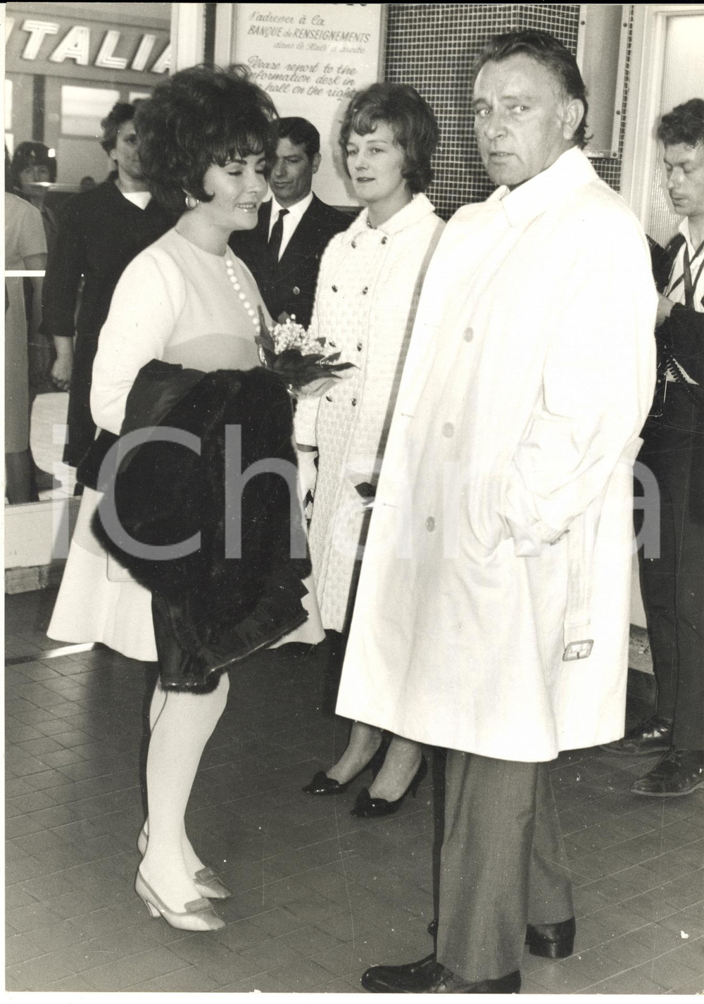 1967 Aeroporto di NIZZA - Arrivo di Liz TAYLOR e Richard BURTON *Foto 18x24 cm