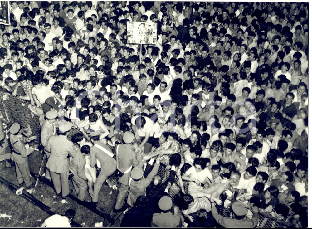 1967 MONZA CANTAGIRO - Carabinieri estraggono ragazze dalla calca *Foto 18x13 cm