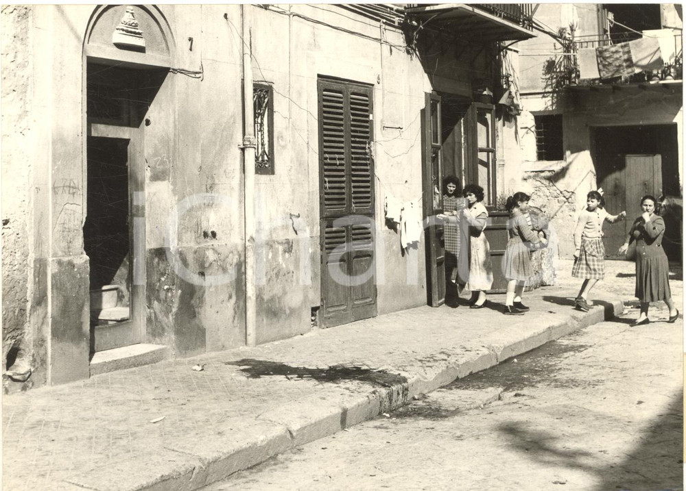 1955 ca PALERMO Donne sul luogo di una rissa tra minorenni con omicidio - Foto