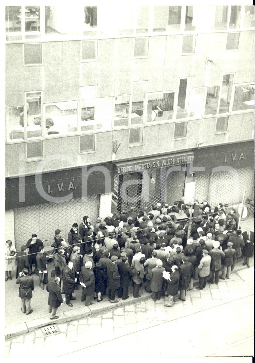 1975 MILANO Via Ugo Bassi - Coda all'Ufficio IVA per il saldo delle tasse *Foto