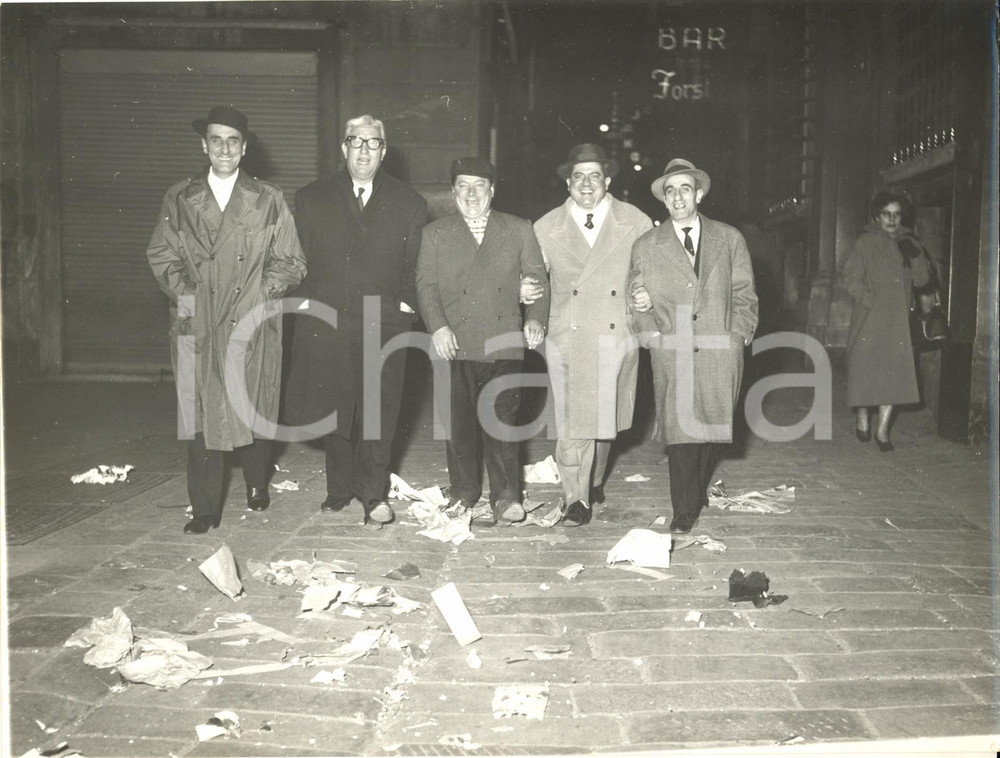 1959 GENOVA Piazza Fossatello - Mario CAROTENUTO a passeggio - Foto 24x18 cm