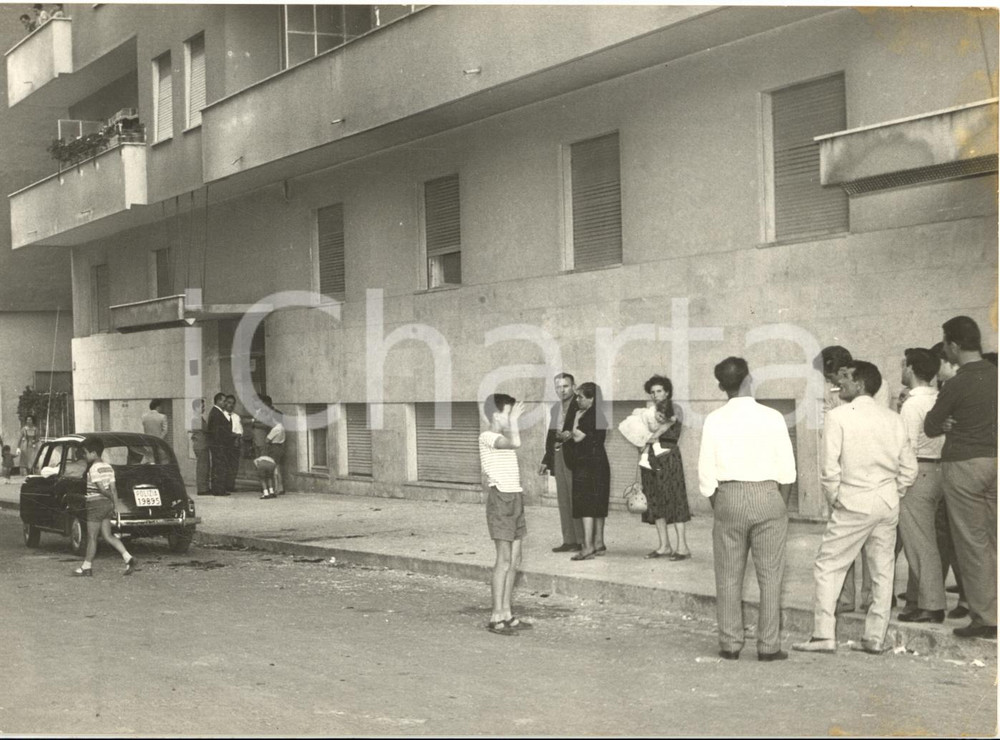 1959 ROMA Via Val di Savio - Polizia sul luogo dell'esplosione di una bomba