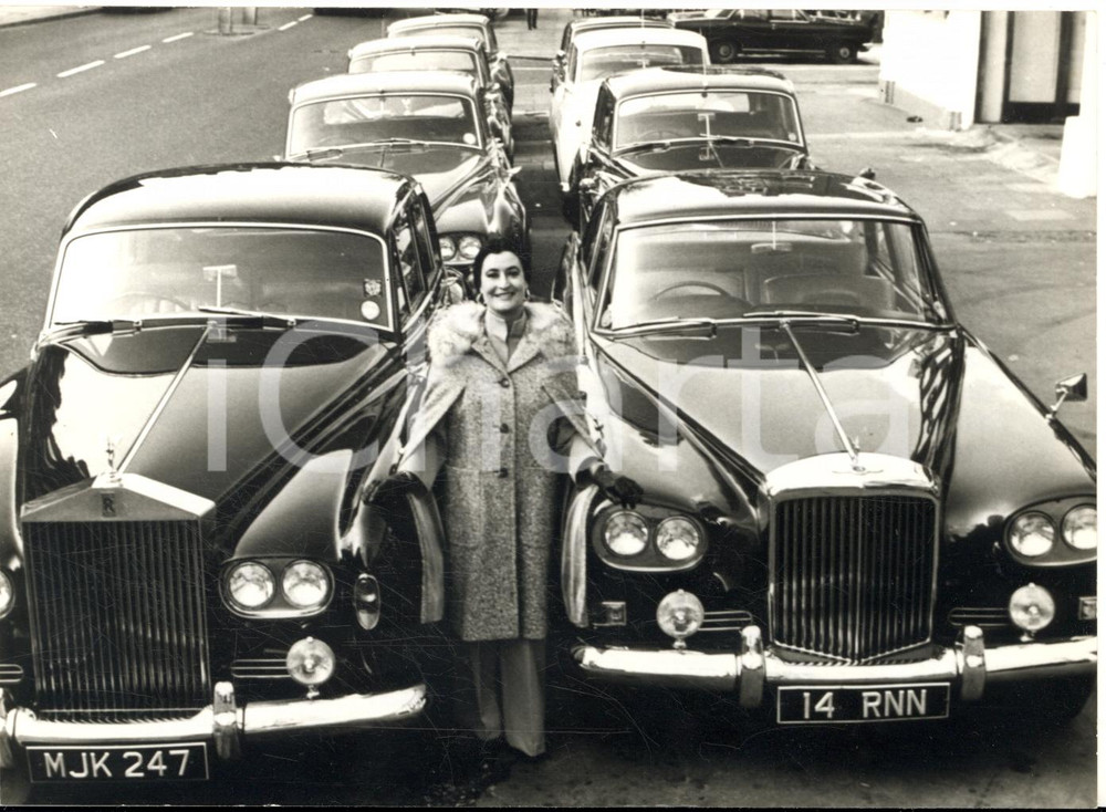 1975 ca LONDON Ex pianista Dorothy EBRIGHT compra 7 Rolls Royce e 2 Bentley 