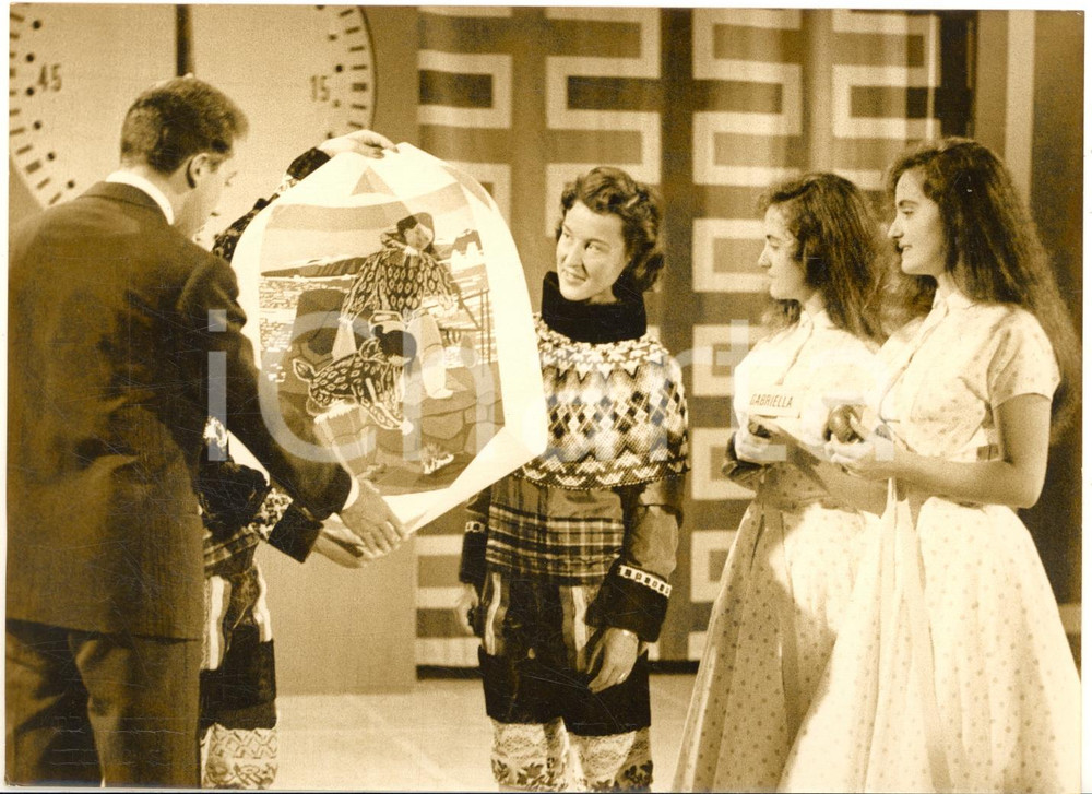 1957 LASCIA O RADDOPPIA? Mike BONGIORNO con le gemelle APPIOTTI e le eschimesi
