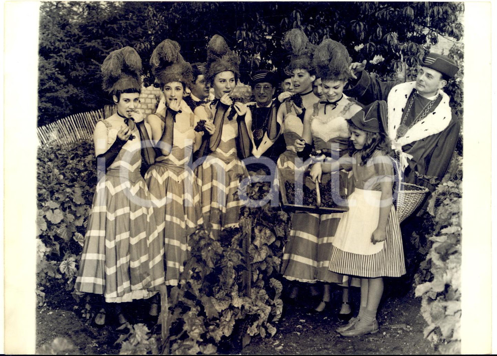 1962 PARIS Les vendanges de MONTMARTRE - Danseuses de cancan *Photo 18x13 cm