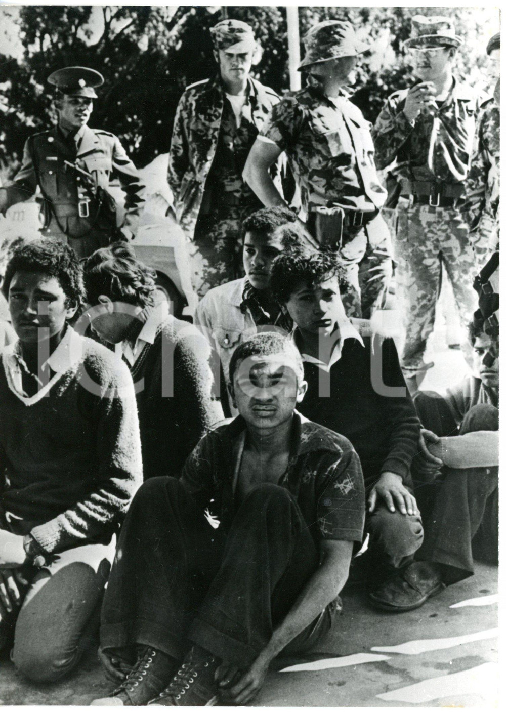 1970 ca SUDAFRICA - APARTHEID Gruppo di studenti neri sorvegliati da militari