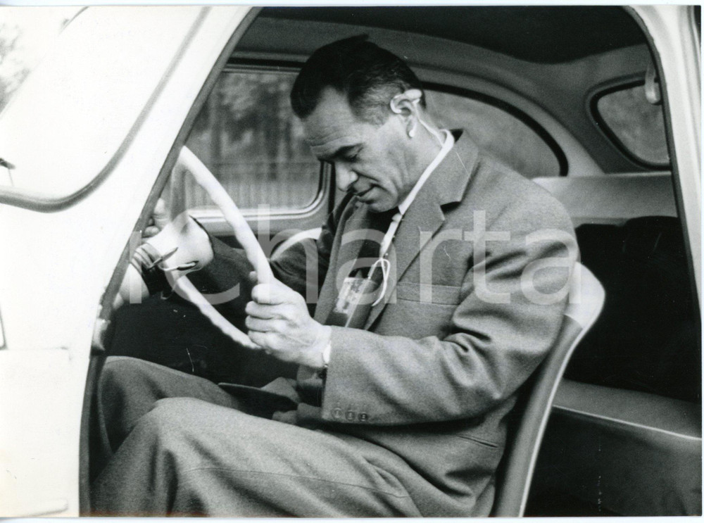 1966 MILANO Gianni BERGAMASCHI con la sua invenzione per non dormire alla guida