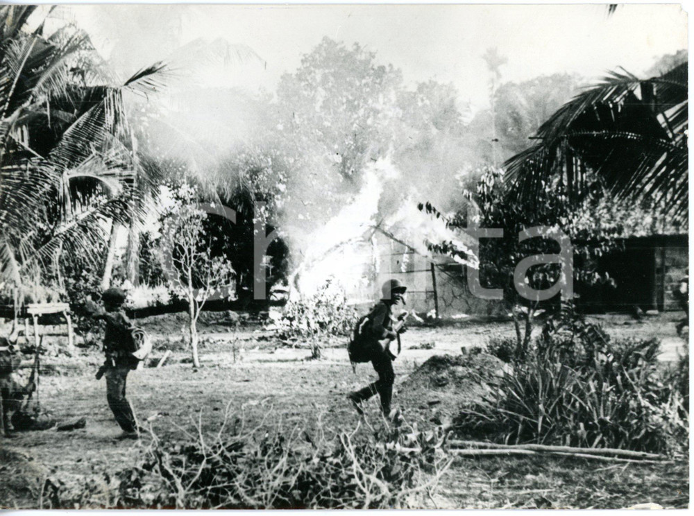 1965 GUERRA DEL VIETNAM - DUC HOA - Caccia ai Viet Cong in villaggio in fiamme