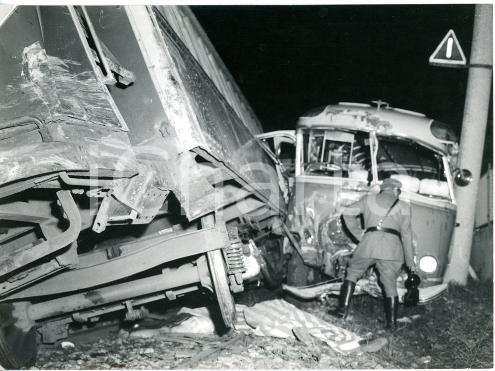 1962 CONCOREZZO Incidente fra pullman e tram - Poliziotto presta soccorso *Foto