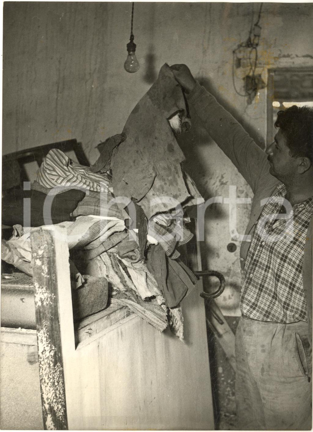 1956 PALIZZI MARINA Proprietario di una casa danneggiata dal ciclone *Foto