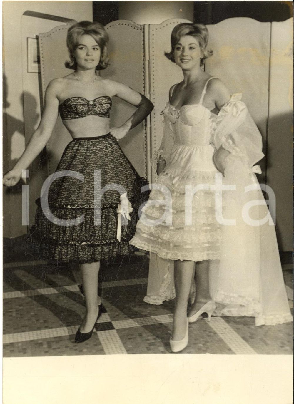 1955 ca PARIS MODE LINGERIE Mannequins avec de modèles en dentelle *Photo