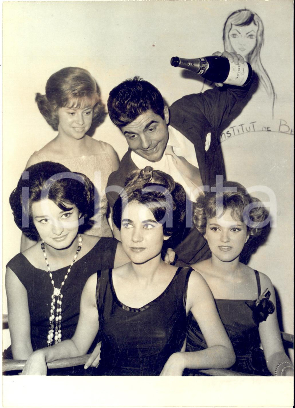 1961 PARIS Roger PIERRE battezza a champagne l'acconciatura creata da Jean SIMON