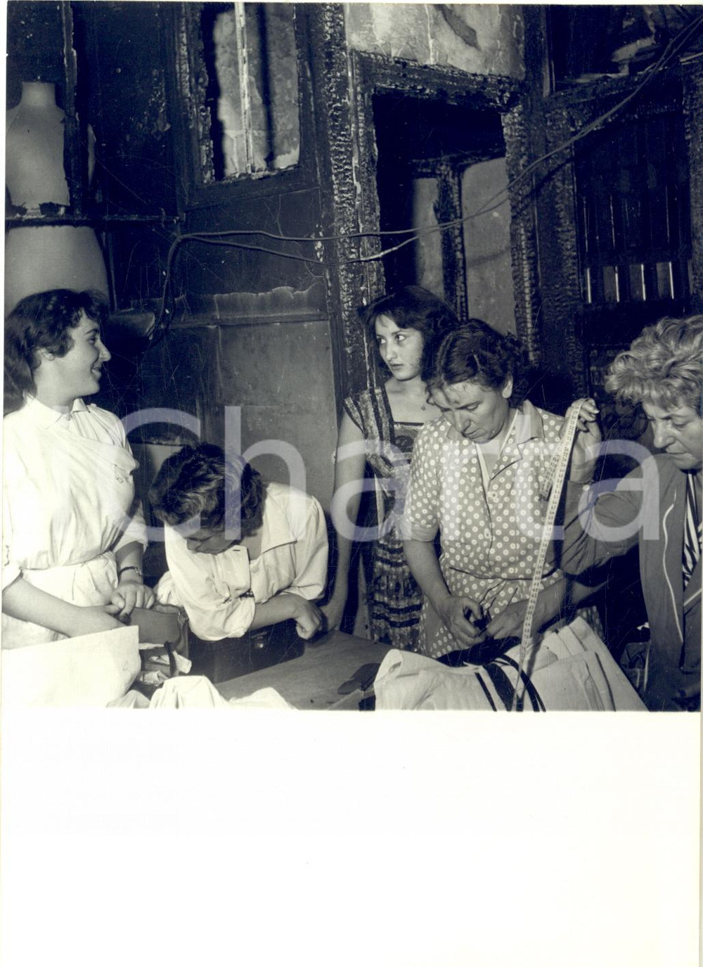 1957 PARIS Atelier MAD CARPENTIER - Sarte al lavoro dopo l'incendio *Foto 13x18