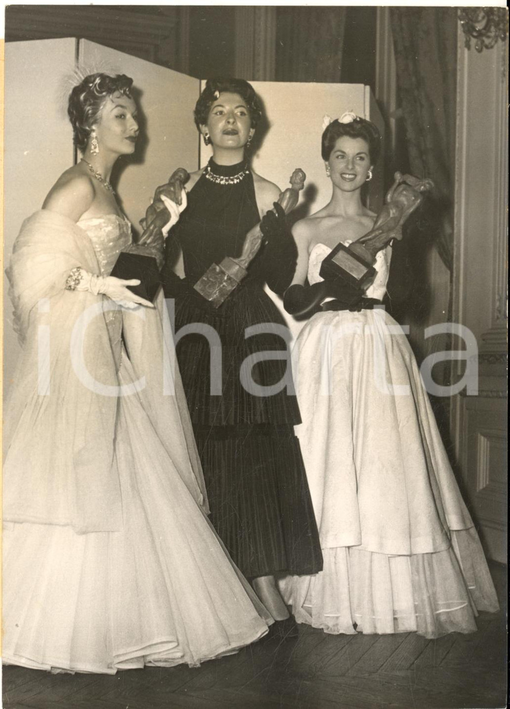 1953 PARIS Club Artistique - Prix "Femme la mieux parée"- Les trois lauréates