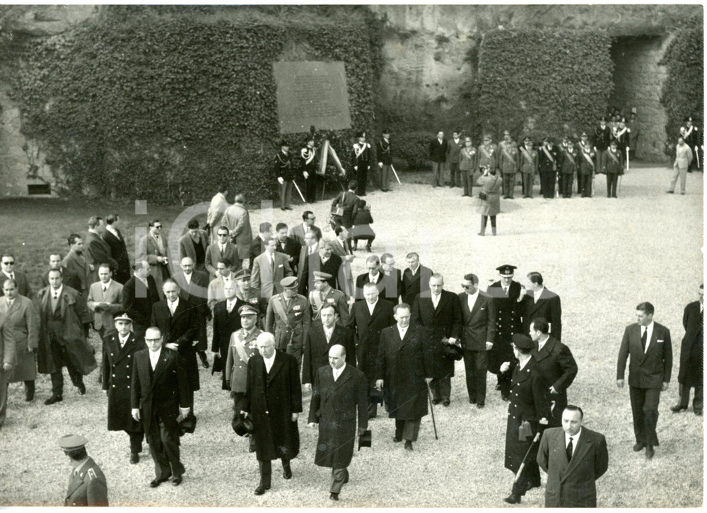 1957 ROMA Fosse Ardeatine - Theodor HEUSS rende omaggio alle vittime *Foto