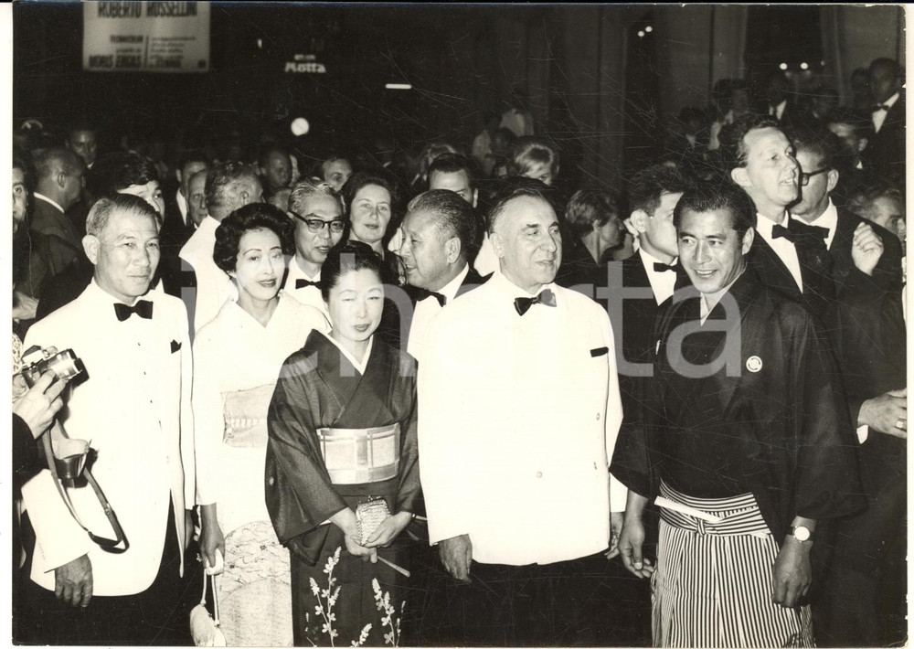 1961 VENEZIA Mostra Cinema - Toshiro MIFUNE e il cast di "La sfida del samurai"