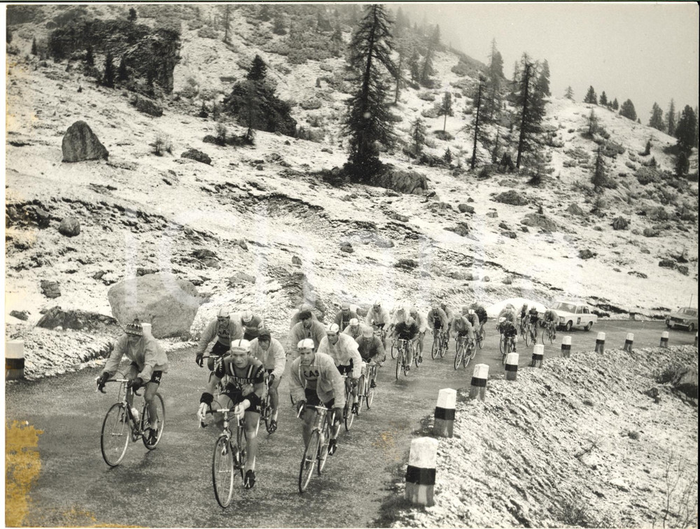 1967 CICLISMO GIRO D'ITALIA Tappa CORTINA-TRENTO Corridori al Passo di FALZAREGO